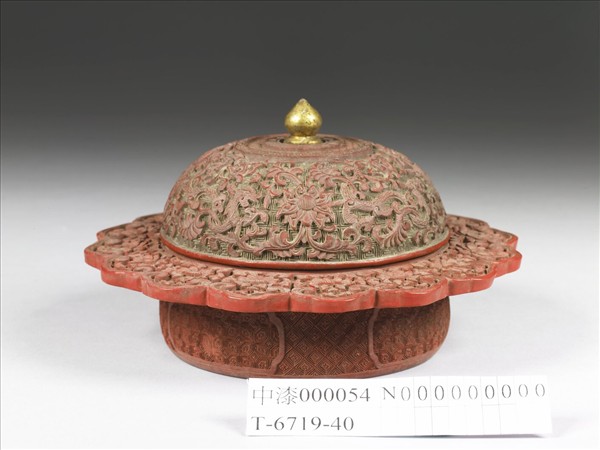 剔紅番蓮紋十六瓣盒