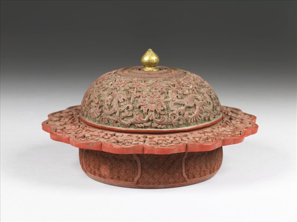 剔紅番蓮紋十六瓣盒