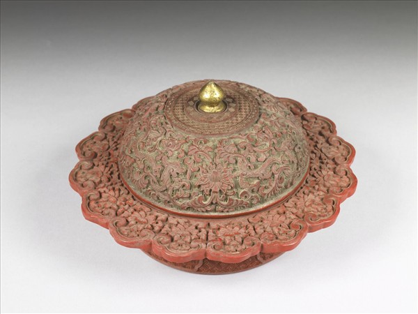 剔紅番蓮紋十六瓣盒