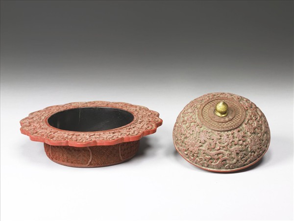 剔紅番蓮紋十六瓣盒