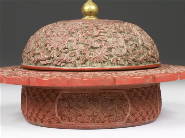 剔紅番蓮紋十六瓣盒