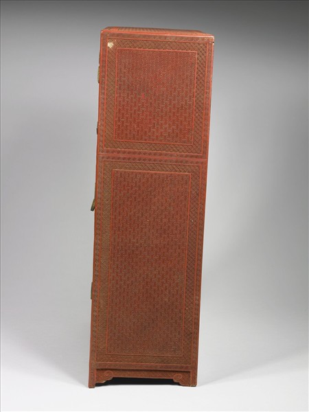 剔紅山水人物圖小櫃