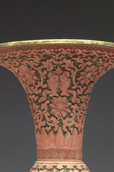 剔紅八寶番蓮紋瓶（五供）