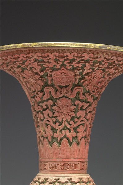 剔紅八寶番蓮紋瓶（五供）