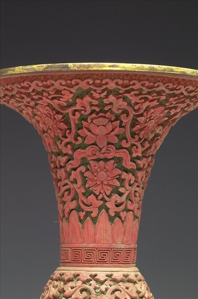 剔紅八寶番蓮紋瓶（五供）