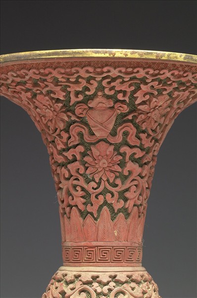 剔紅八寶番蓮紋瓶（五供）