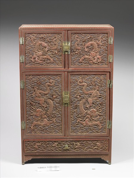 剔紅龍紋小櫃