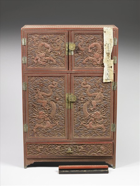 剔紅龍紋小櫃