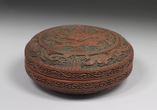 剔彩雲龍紋圓盒