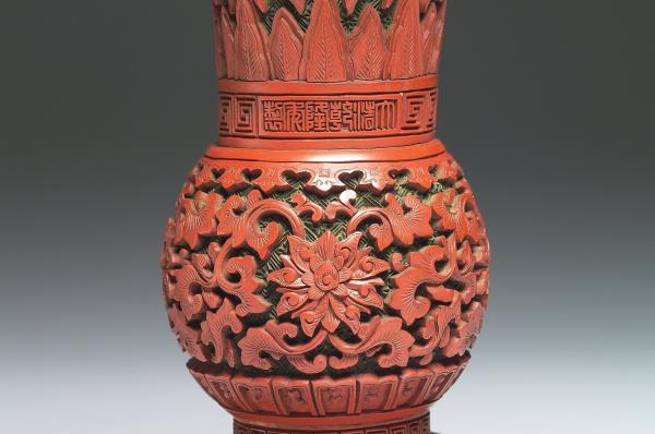 剔紅八寶番蓮紋觚