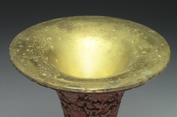 剔紅八寶番蓮紋瓶（五供）