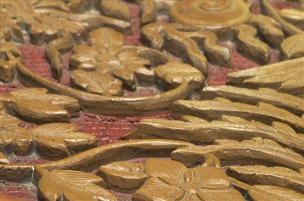 剔黃山海龍鳳花卉紋圓盤