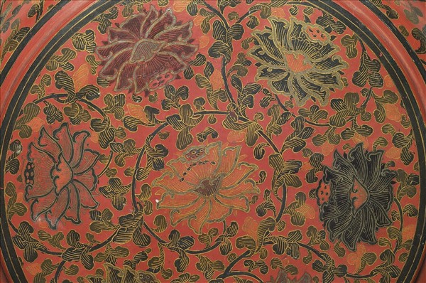 填漆番蓮紋圓盒