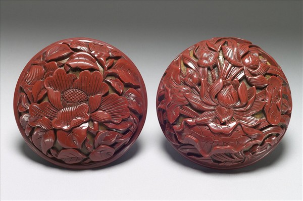 剔紅荷花茶花圓盒