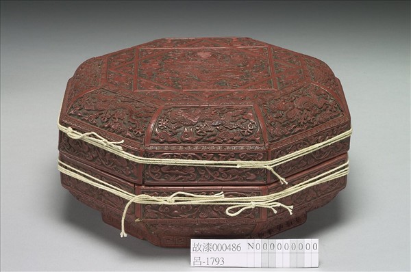 剔紅龍紋八方盒