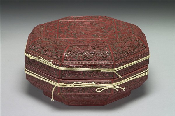 剔紅龍紋八方盒