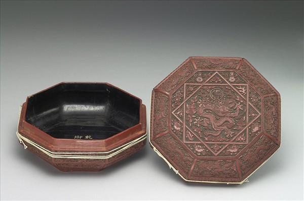 剔紅龍紋八方盒