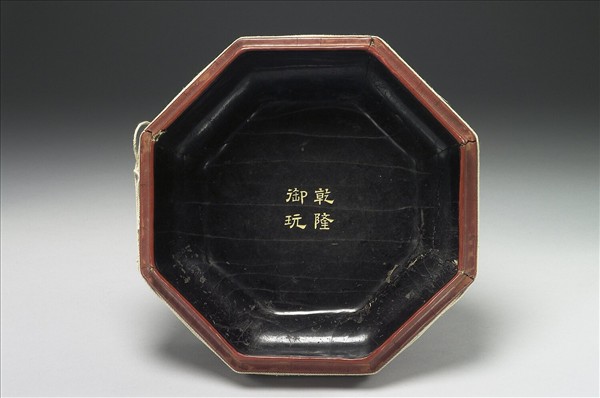 剔紅龍紋八方盒