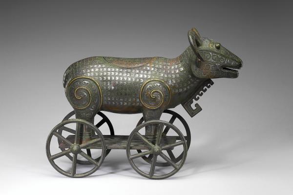 錯金銀帶輪羊尊