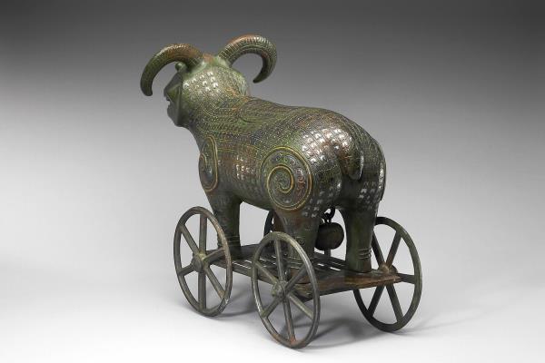 錯金銀帶輪羊尊