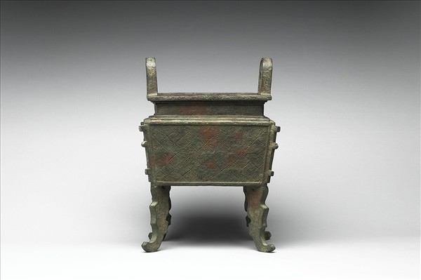 雲雷紋扁足方鼎