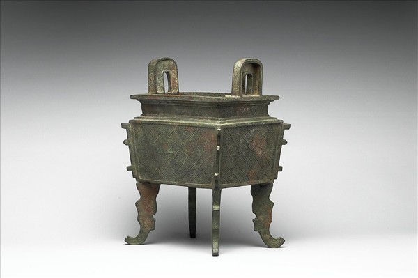 雲雷紋扁足方鼎