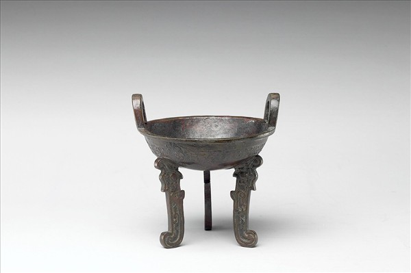 圓渦四瓣紋扁足鼎