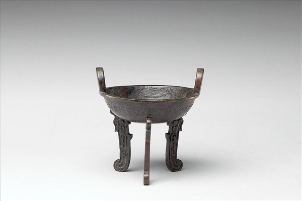 圓渦四瓣紋扁足鼎