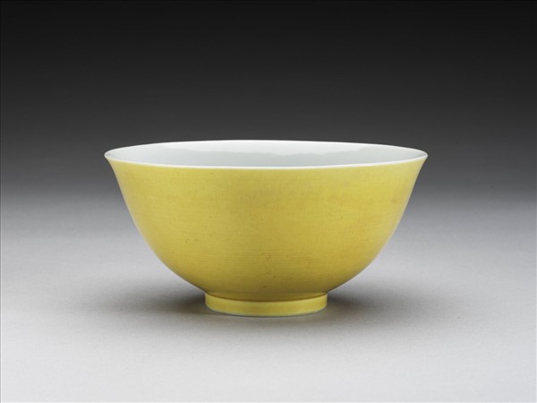 黃釉白裡碗