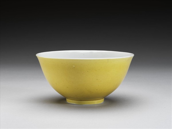 黃釉白裡碗