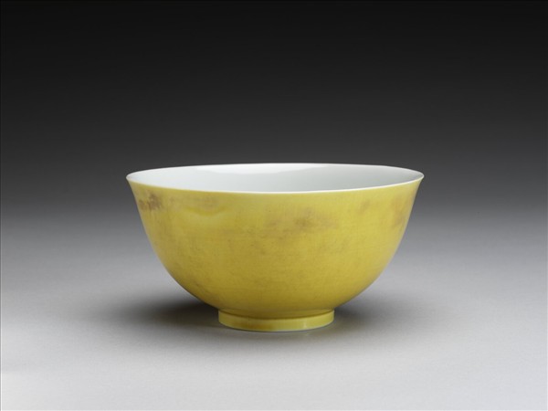 黃釉白裡碗