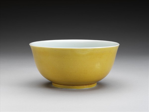 黃釉白裡碗