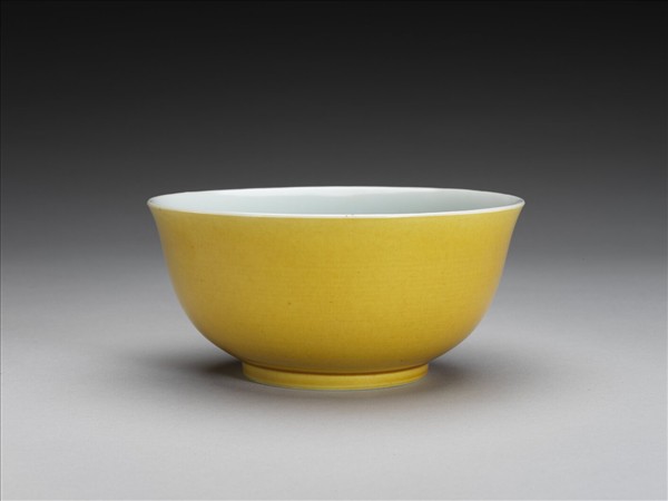 黃釉白裡碗