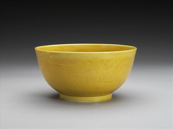 黃釉龍紋碗