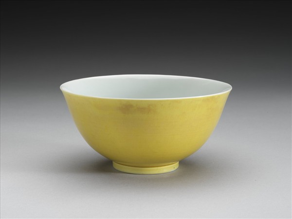 黃釉白裡碗