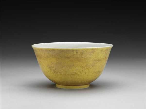 黃釉龍紋白裡碗
