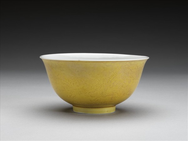 黃釉龍紋白裡碗