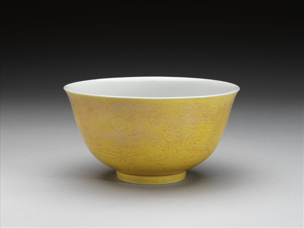 黃釉龍紋白裡碗