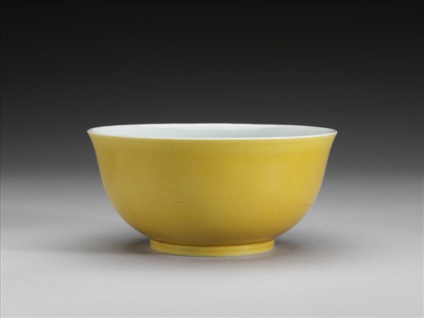 黃釉白裡碗
