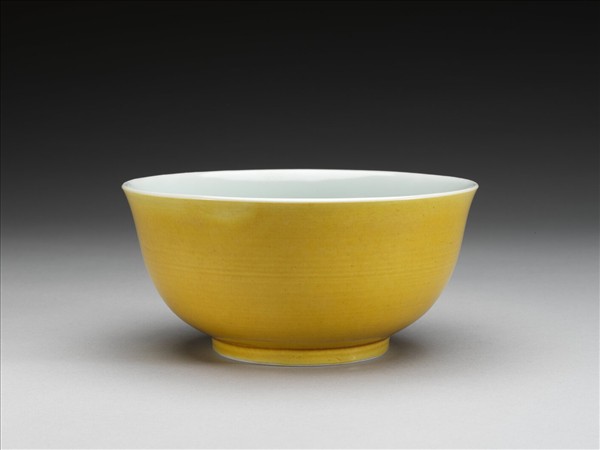 黃釉白裡碗