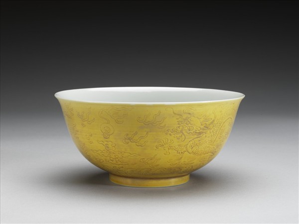 黃釉龍紋白裡碗