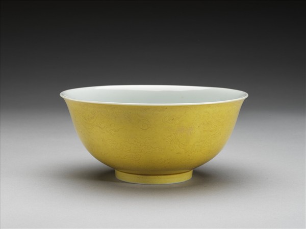 黃釉龍紋白裡碗