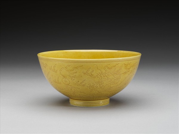 黃釉龍紋碗
