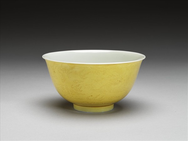 黃釉龍紋白裡碗