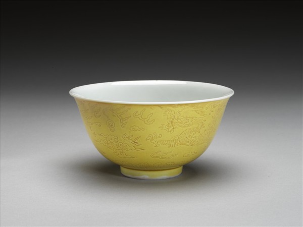 黃釉龍紋白裡碗