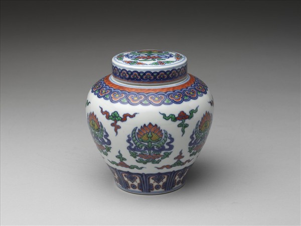 鬥彩團蓮紋蓋罐