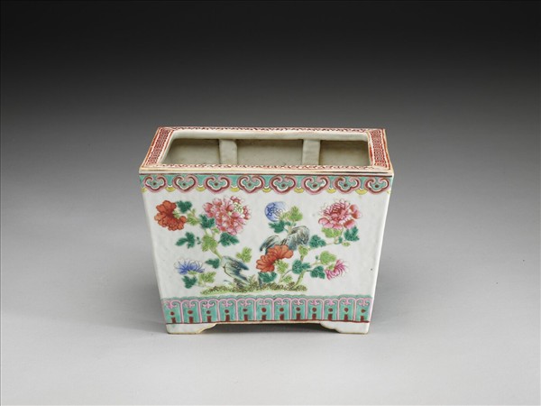 粉彩四季花卉紋花盆