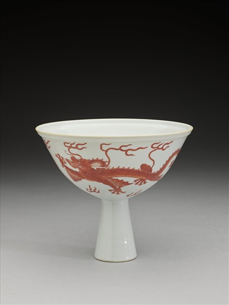 描紅龍紋高足碗