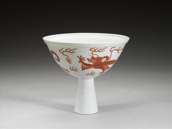 描紅龍紋高足碗