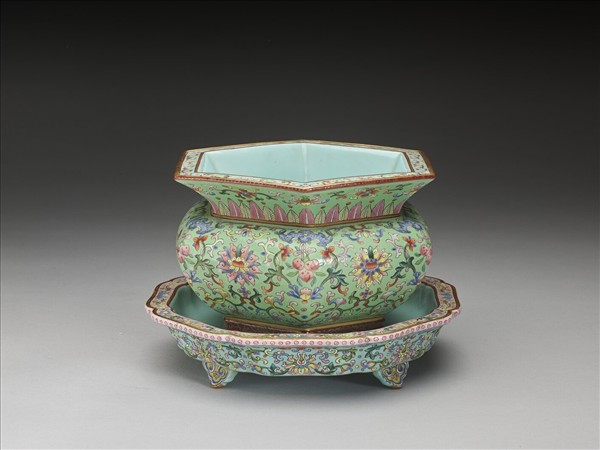 粉彩綠地花卉紋六方花盆及盆托
